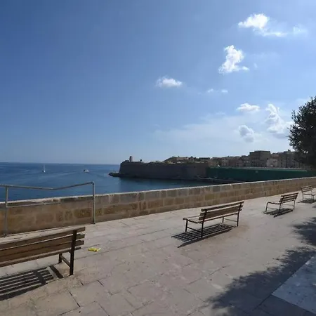 Vallettadreamsuites Groud Floor Shared Sea View Rooof Terrace
