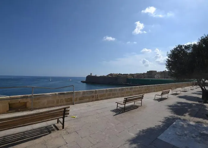 Vallettadreamsuites Groud Floor Shared Sea View Rooof Terrace